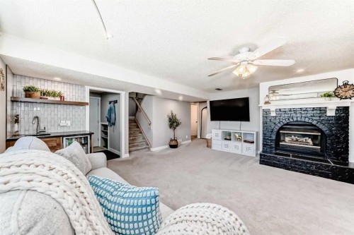 96 Coach Gate Way Sw, Calgary, AB 