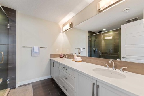165 Cranbrook Villas Se, Calgary, AB - Indoor Photo Showing Bathroom