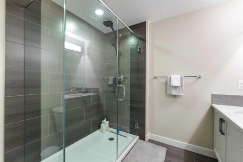 165 Cranbrook Villas Se, Calgary, AB - Indoor Photo Showing Bathroom