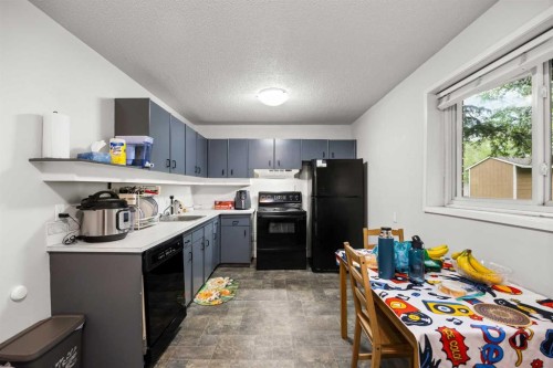 101-3103 Blakiston Drive Nw, Calgary, AB - Indoor Photo Showing Kitchen