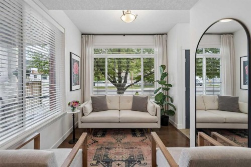 745 Mcdougall Road Ne, Calgary, AB - Indoor Photo Showing Living Room