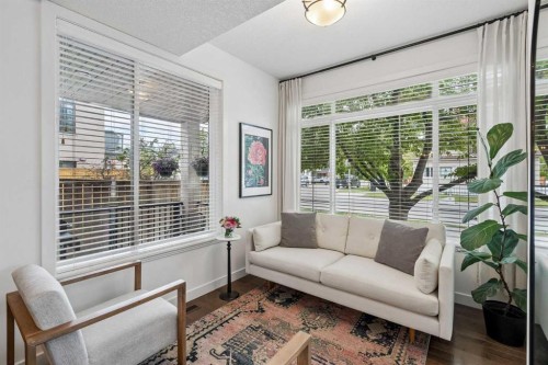 745 Mcdougall Road Ne, Calgary, AB - Indoor Photo Showing Living Room