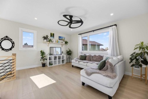 30 Silverstone Place, Didsbury, AB - Indoor Photo Showing Living Room