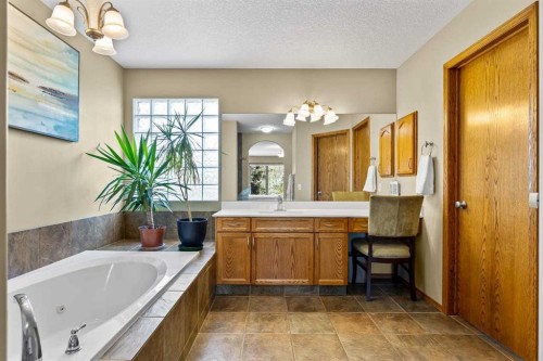 322 Hampstead Way Nw, Calgary, AB - Indoor Photo Showing Bathroom