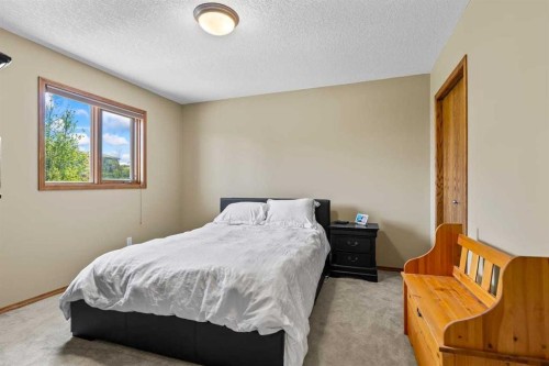 322 Hampstead Way Nw, Calgary, AB - Indoor Photo Showing Bedroom