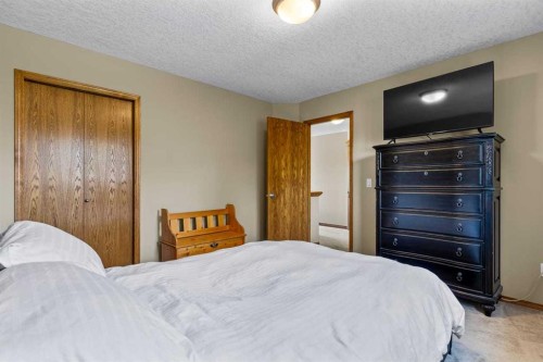 322 Hampstead Way Nw, Calgary, AB - Indoor Photo Showing Bedroom