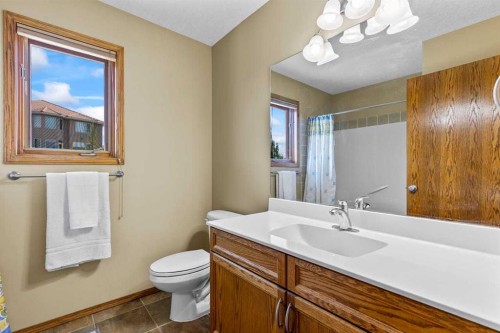 322 Hampstead Way Nw, Calgary, AB - Indoor Photo Showing Bathroom