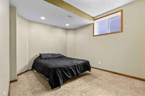 322 Hampstead Way Nw, Calgary, AB - Indoor Photo Showing Bedroom