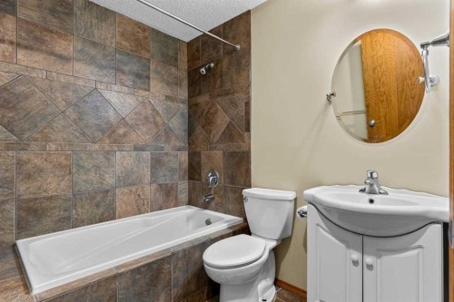 322 Hampstead Way Nw, Calgary, AB - Indoor Photo Showing Bathroom