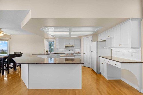 191 Hamptons Terrace Nw, Calgary, AB - Indoor Photo Showing Kitchen
