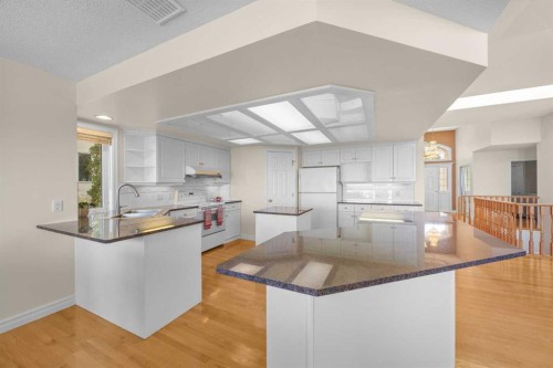 191 Hamptons Terrace Nw, Calgary, AB - Indoor Photo Showing Kitchen