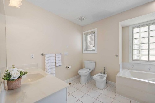 191 Hamptons Terrace Nw, Calgary, AB - Indoor Photo Showing Bathroom