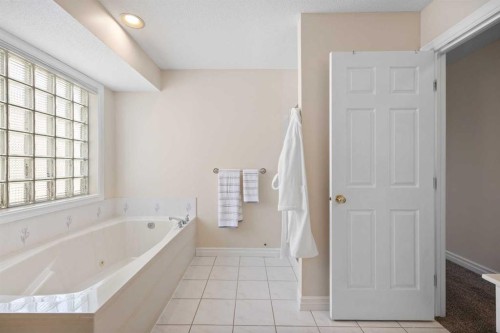 191 Hamptons Terrace Nw, Calgary, AB - Indoor Photo Showing Bathroom