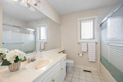 191 Hamptons Terrace Nw, Calgary, AB - Indoor Photo Showing Bathroom