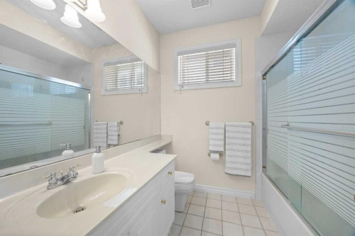 191 Hamptons Terrace Nw, Calgary, AB - Indoor Photo Showing Bathroom