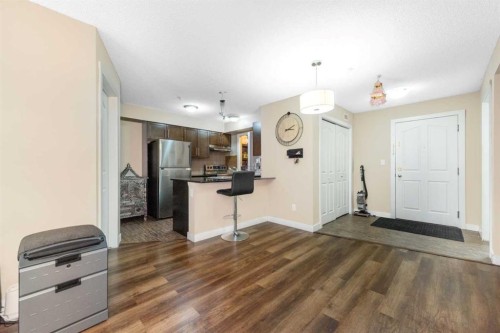 309-7110 80 Avenue Ne, Calgary, AB - Indoor Photo Showing Kitchen