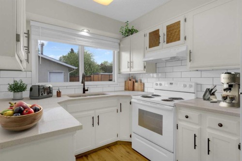452 Queen Alexandra Way Se, Calgary, AB - Indoor Photo Showing Kitchen