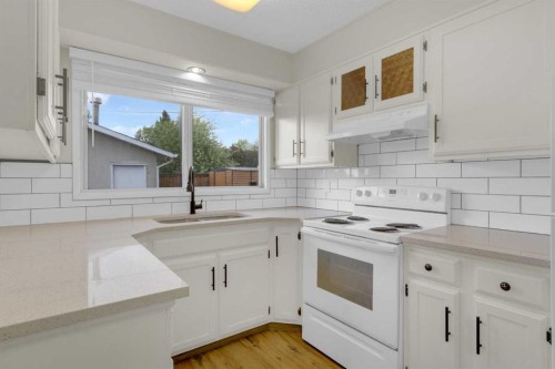 452 Queen Alexandra Way Se, Calgary, AB - Indoor Photo Showing Kitchen