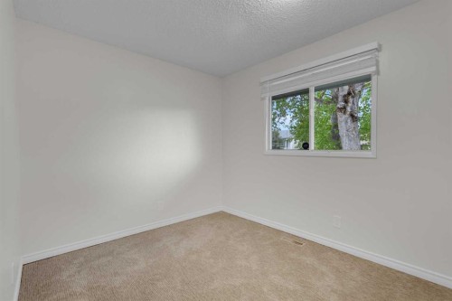 452 Queen Alexandra Way Se, Calgary, AB - Indoor Photo Showing Other Room