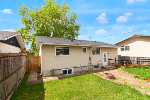 452 Queen Alexandra Way Se, Calgary, AB - Outdoor