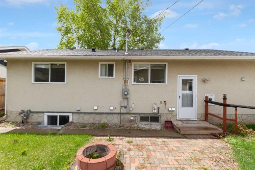 452 Queen Alexandra Way Se, Calgary, AB - Outdoor