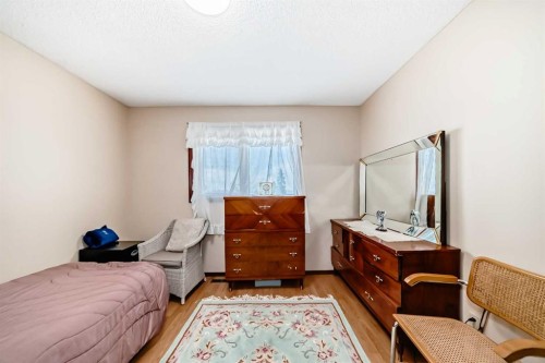 970 Berkley Drive Nw, Calgary, AB - Indoor Photo Showing Bedroom
