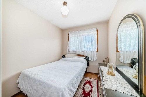 970 Berkley Drive Nw, Calgary, AB - Indoor Photo Showing Bedroom
