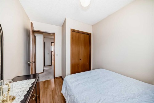 970 Berkley Drive Nw, Calgary, AB - Indoor Photo Showing Bedroom
