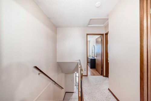 970 Berkley Drive Nw, Calgary, AB - Indoor Photo Showing Other Room