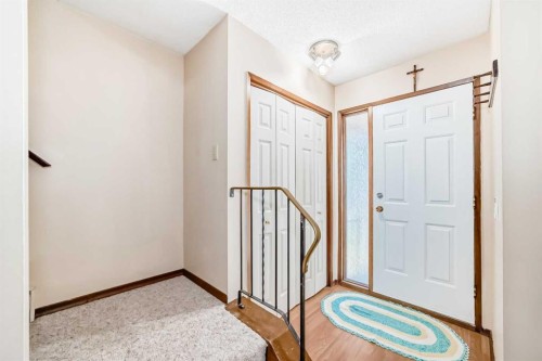 970 Berkley Drive Nw, Calgary, AB - Indoor Photo Showing Other Room