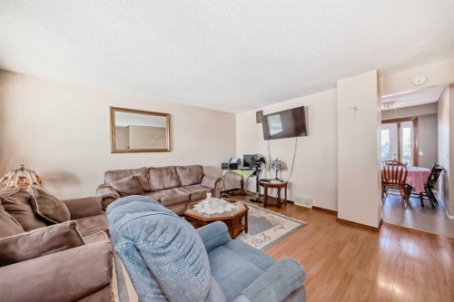 970 Berkley Drive Nw, Calgary, AB - Indoor Photo Showing Living Room