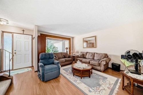 970 Berkley Drive Nw, Calgary, AB - Indoor Photo Showing Living Room