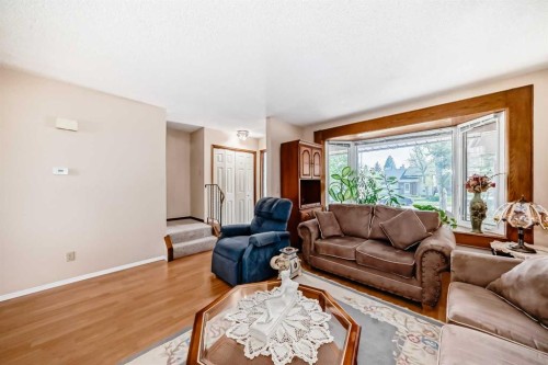970 Berkley Drive Nw, Calgary, AB - Indoor Photo Showing Living Room