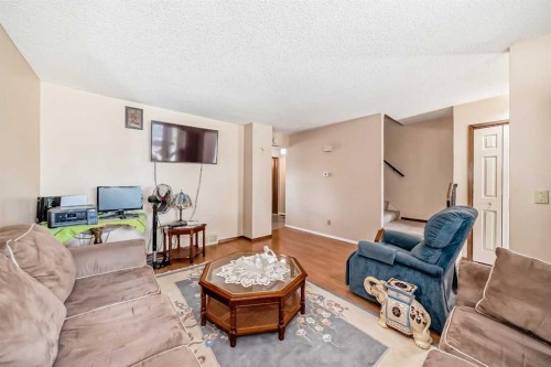 970 Berkley Drive Nw, Calgary, AB - Indoor Photo Showing Living Room