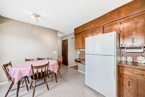 970 Berkley Drive Nw, Calgary, AB - Indoor Photo Showing Other Room
