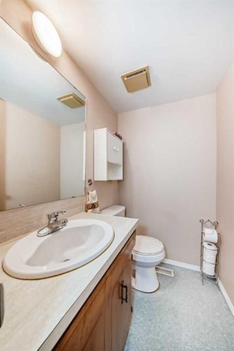 970 Berkley Drive Nw, Calgary, AB - Indoor Photo Showing Bathroom