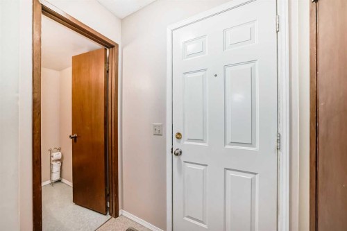 970 Berkley Drive Nw, Calgary, AB - Indoor Photo Showing Other Room