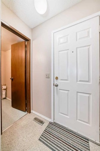 970 Berkley Drive Nw, Calgary, AB - Indoor Photo Showing Other Room