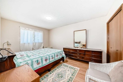 970 Berkley Drive Nw, Calgary, AB - Indoor Photo Showing Bedroom