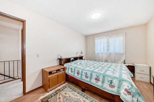 970 Berkley Drive Nw, Calgary, AB - Indoor Photo Showing Bedroom