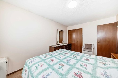 970 Berkley Drive Nw, Calgary, AB - Indoor Photo Showing Bedroom