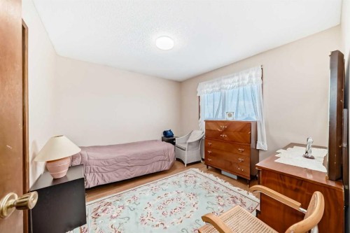 970 Berkley Drive Nw, Calgary, AB - Indoor Photo Showing Bedroom
