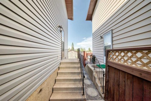970 Berkley Drive Nw, Calgary, AB - Outdoor With Exterior