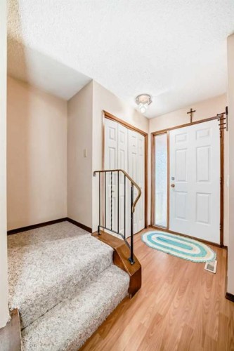 970 Berkley Drive Nw, Calgary, AB - Indoor Photo Showing Other Room