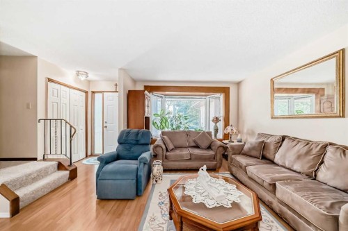 970 Berkley Drive Nw, Calgary, AB - Indoor Photo Showing Living Room