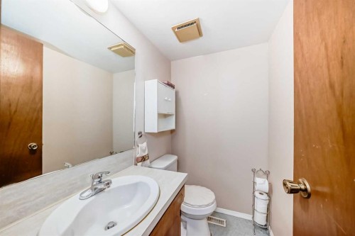970 Berkley Drive Nw, Calgary, AB - Indoor Photo Showing Bathroom