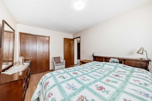 970 Berkley Drive Nw, Calgary, AB - Indoor Photo Showing Bedroom