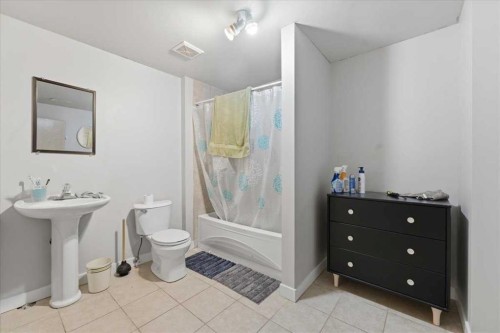 13919 Evergreen Street Sw, Calgary, AB - Indoor Photo Showing Bathroom