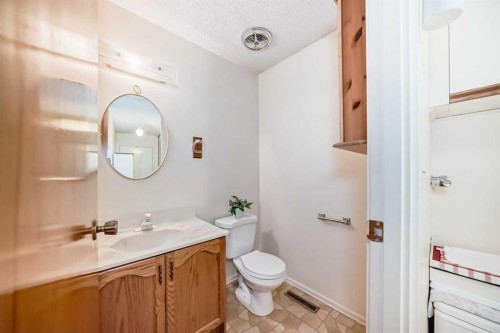 8 Varsdale Place Nw, Calgary, AB - Indoor Photo Showing Bathroom