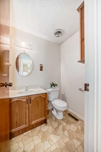 8 Varsdale Place Nw, Calgary, AB - Indoor Photo Showing Bathroom